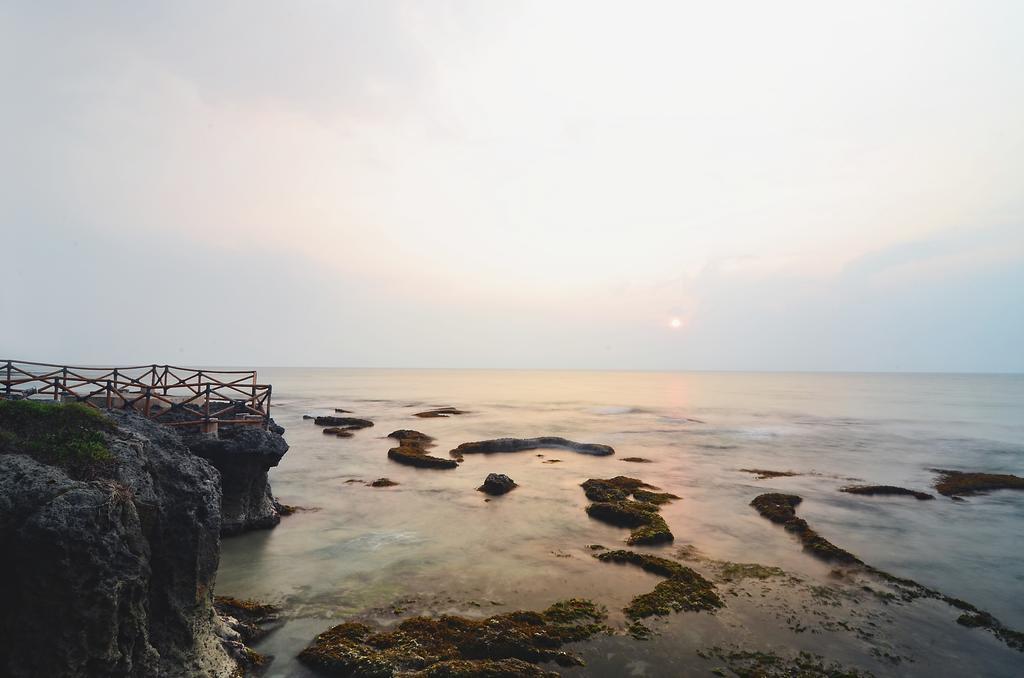 Hawaii Resort Family Suites Anyer Ngoại thất bức ảnh